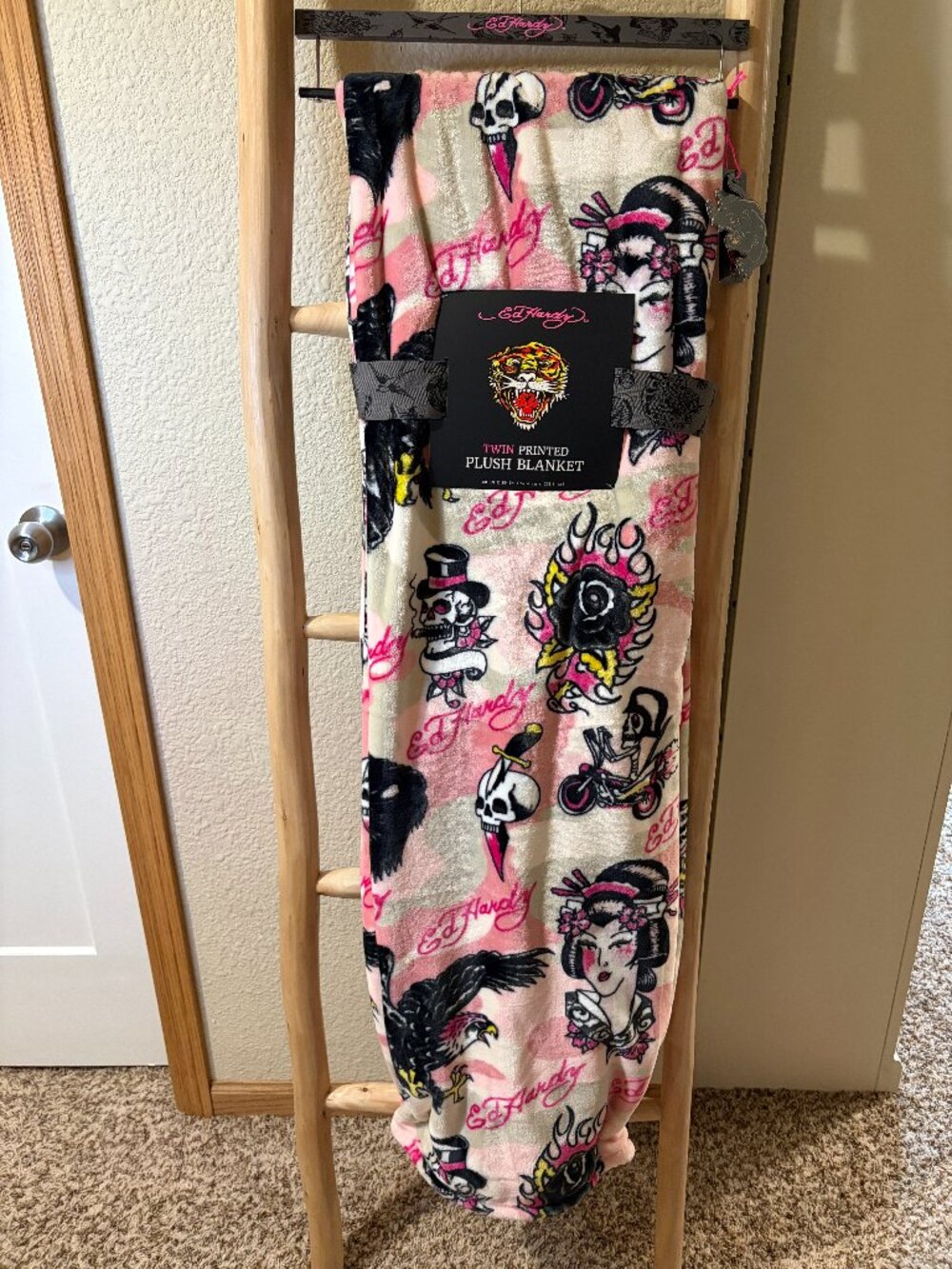 Ed Hardy Pink Tan Camo Twin Plush Blanket 60x90 NWT